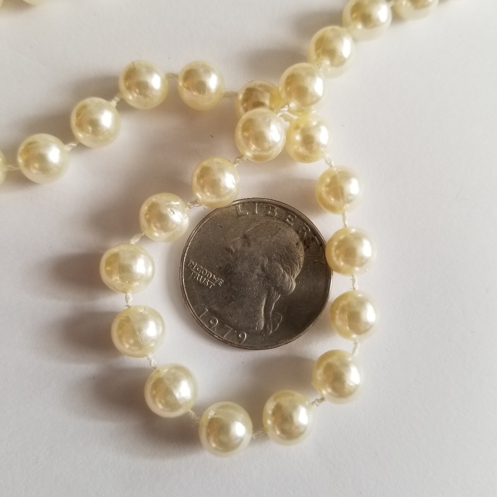 Relisted -Vintage faux pearl necklace white - Picture 3 of 10